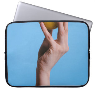Funda Para Portátil Persona sosteniendo limón