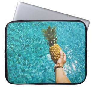 Funda Para Portátil Persona sosteniendo piña amarilla