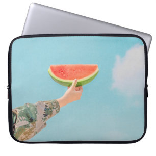 Funda Para Portátil Persona sosteniendo sandía en rodajas