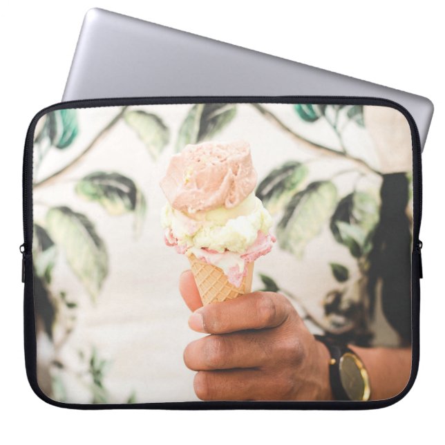 Funda Para Portátil Persona sosteniendo un cono de helado con tres sab (Frente)