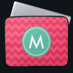 Funda Para Portátil Personalización de Chevron Preppy en Monograma Ros<br><div class="desc">Exprésquese con esta funda monogramada de ordenador portátil con un patrón precoz de chevron en tonos rosas. Personalízalo reemplazando el texto del marcador de posición. Para obtener más opciones, como cambiar el tipo de letra y su tamaño, haga clic en el botón "Personalizar". *Tenga en cuenta que la marca de...</div>