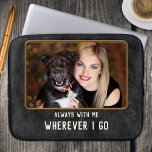 Funda Para Portátil Personalizado Mascota fotográfico Familia Cuero po<br><div class="desc">Manga portátil con un diseño de cuero falso oscuro con su propia foto personalizado y textos (divertidos o de otro tipo)</div>