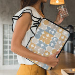 Funda Para Portátil Personalizado Mustard Taupe Patrón de arte retro a<br><div class="desc">Hermosos círculos geométricos contemporáneos de color gris, beige marrón, taupe, amarillo ocre y blanco y medio círculo en un fondo blanco y nítido. Con la opción de personalizar o personalización con un monograma de nombre o inicial de su elección. Diseño ornado, elegante, elegante y ecléctico para la elegante moda artística,...</div>