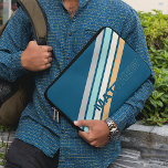 Funda Para Portátil Personalizado Turquesa Verde azulado Azul Gris Ama<br><div class="desc">Colorido diseño contemporáneo retro diagonal de color amarillo ocre, marfil, azul turquesa pastel y rayas grises en un fondo azul verde azulado. Con la opción de personalizar o personalización con el monograma o las iniciales de su elección. Hermosa, moderna y fresca cubierta para el trendsetter de moda de moda y...</div>