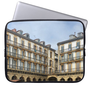 FUNDA PARA PORTÁTIL PERSONAS CAMINANDO CERCA DEL EDIFICIO BEIGE CONCRE