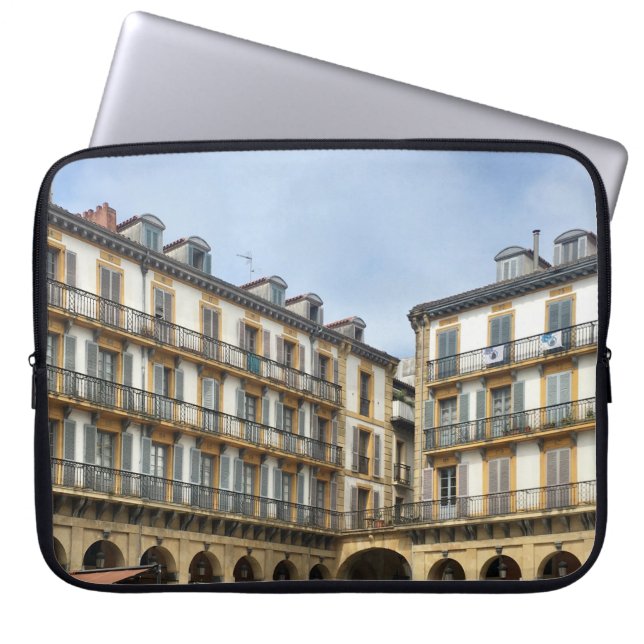 FUNDA PARA PORTÁTIL PERSONAS CAMINANDO CERCA DEL EDIFICIO BEIGE CONCRE (Frente)