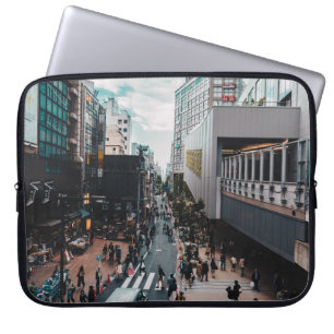FUNDA PARA PORTÁTIL PERSONAS EN LAS CALLES DE LA CIUDAD DURANTE EL DÍA