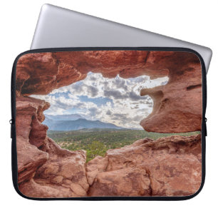 Funda Para Portátil Pikes Peak a través de un agujero en la roca