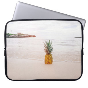 Funda Para Portátil Piña en la arena cerca de la playa
