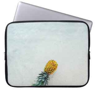 Funda Para Portátil Piña en la orilla del mar