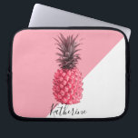 Funda Para Portátil Piña fina y fina de color rosa y blanco<br><div class="desc">Diseño elegante de piña rosa.</div>