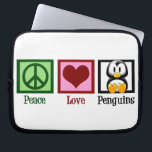 Funda Para Portátil Pingüinos de amor por la paz<br><div class="desc">Un signo de paz verde,  corazón rojo y un pingüino lindo. Me encantan los regalos de animales de bonito.</div>