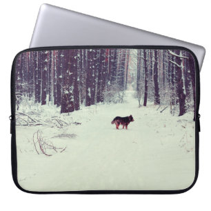 Funda Para Portátil Pino nevado de invierno, perro caminando por los b