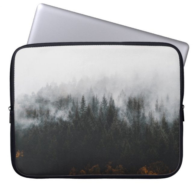 FUNDA PARA PORTÁTIL PINOS RODEADOS DE BOSQUES (Frente)