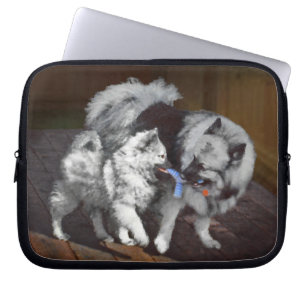 Funda Para Portátil Pintado Keeshond Playtime - Arte Perro Original.