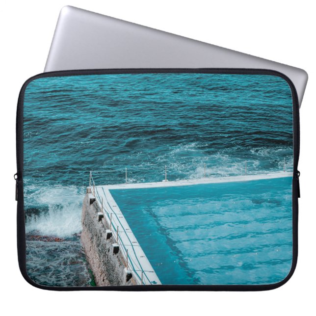 Funda Para Portátil Piscina cerca del mar (Frente)