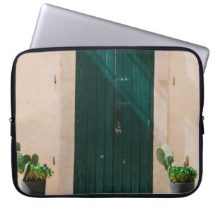 FUNDA PARA PORTÁTIL PLANTA DE CACTUO VERDE CERCA DE LA PUERTA VERDE