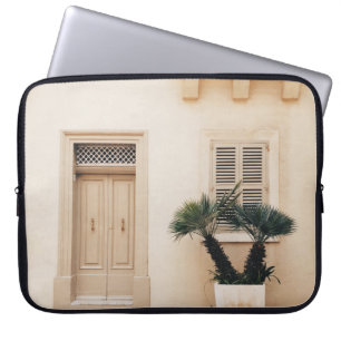 Funda Para Portátil Planta de postre cerca de una casa de hormigón