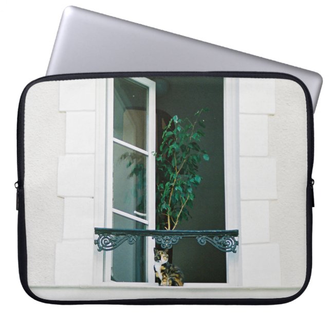 FUNDA PARA PORTÁTIL PLANTA VERDE EN LA VENTANA BLANCA (Frente)