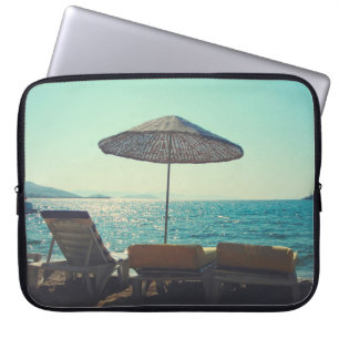 Funda Para Portátil Playa de arena en una tarde soleada, con sombrilla