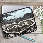 Funda Para Portátil Playa de arena negra hawaiana y foto de corazón de<br><div class="desc">Relájese y disfrute de la belleza de esta preciosa playa de arena negra de Big Island cuando utilice esta manga de neopreno para portátil que representa un corazón "amoroso" descubierto en la costa hawaiana. Me siento afortunado de haber visto este corazón hecho de rocas de coral, mientras caminaba esta playa...</div>