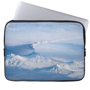 Funda Para Portátil Pluma Emanando Del Volcán Kliuchevskoi.