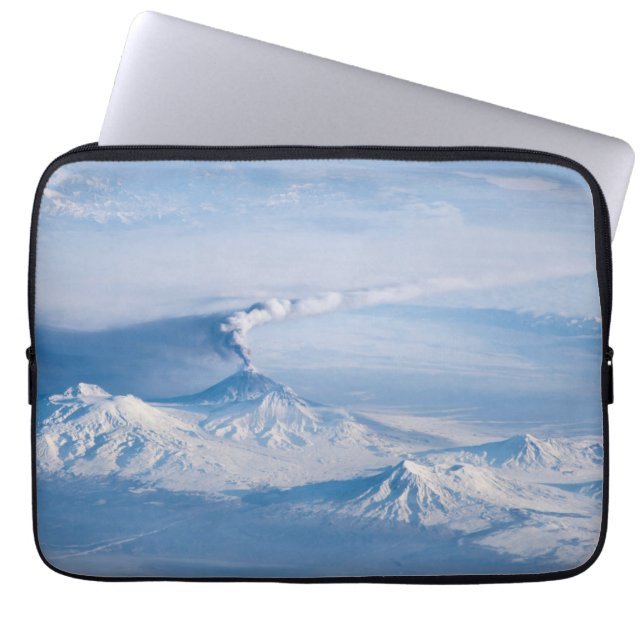 Funda Para Portátil Pluma Emanando Del Volcán Kliuchevskoi. (Frente)