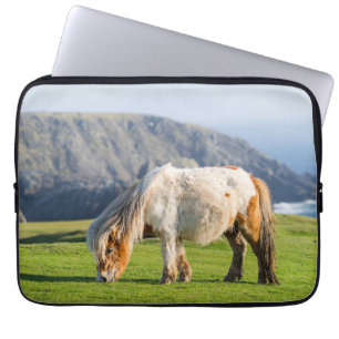 Funda Para Portátil Poni de Shetland en pastizal cerca de acantilados 