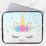 Funda Para Portátil Portátil mágico personalizado de unicornio<br><div class="desc">Manga para portátil personalizado facial de unicornio dulce. El diseño está decorado con estrellas rosas,  violetas,  verde azuladas y flores,  con un toque de purpurina falso.</div>