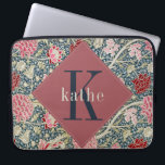 Funda Para Portátil Portátil monograma William Morris, Rosa de época<br><div class="desc">Este diseño sencillo y elegante presenta un elegante patrón floral inspirado en William Morris en una variedad de polvorientos rosas, rojos, azules y cremas. Proteja su laptop o tablet con estilo. Añadir un nombre para personalizarlo. Hace un gran Navidad o un regalo del Día de la Madre. Creado por Simply...</div>