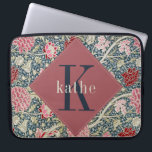 Funda Para Portátil Portátil monograma William Morris, Rosa de época<br><div class="desc">Este diseño sencillo y elegante presenta un elegante patrón floral inspirado en William Morris en una variedad de polvorientos rosas, rojos, azules y cremas. Proteja su laptop o tablet con estilo. Añadir un nombre para personalizarlo. Hace un gran Navidad o un regalo del Día de la Madre. Creado por Simply...</div>
