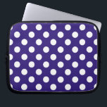 Funda Para Portátil Pos de polka blanco sobre azul oscuro<br><div class="desc">Pos de polka blanco sobre azul oscuro</div>