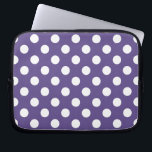 Funda Para Portátil Pos de polka blanco sobre ultravioleta<br><div class="desc">El color de Pantone del año 2018 es ultra violeta.</div>