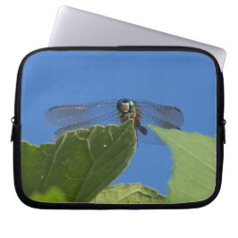 Funda Para Portátil Primer plano de una libélula contra un cielo azul 