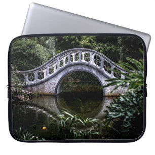 FUNDA PARA PORTÁTIL PUENTE BLANCO RODEADO DE ÁRBOLES