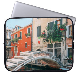 FUNDA PARA PORTÁTIL PUENTE CONCRETO JUNTO AL EDIFICIO BLANCO