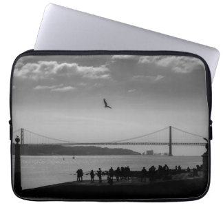Funda Para Portátil Puente de suspensión en Lisboa foto en blanco y ne