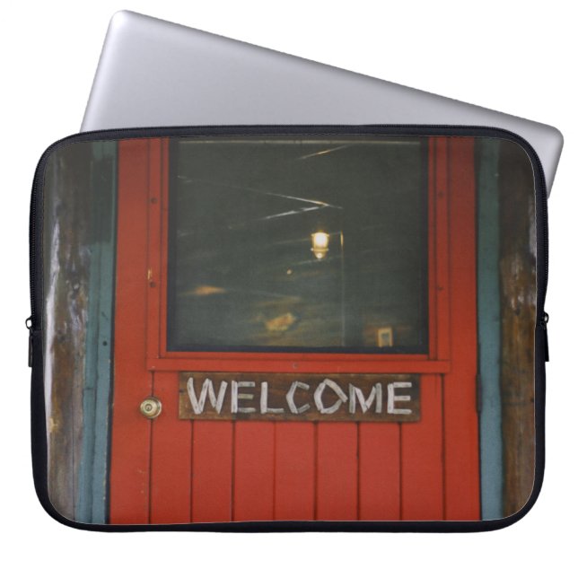 FUNDA PARA PORTÁTIL PUERTA CERRADA DE MADERA ROJA (Frente)