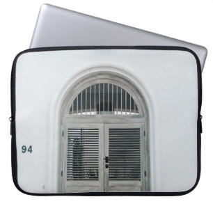FUNDA PARA PORTÁTIL PUERTA DE MADERA GRIS CERRADA POR DEBAJO DE LA LUZ