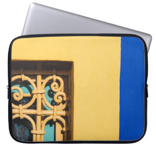 FUNDA PARA PORTÁTIL PUERTA DE MADERA MARRÓN CON LA PALANCA DE LA PUERT