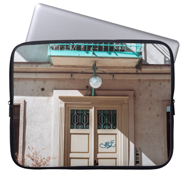 Funda Para Portátil Puerta de madera marrón sobre un edificio de hormi (Frente)