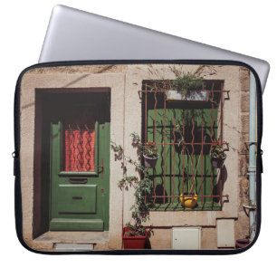 FUNDA PARA PORTÁTIL PUERTA DE MADERA VERDE CON PLANTA VERDE