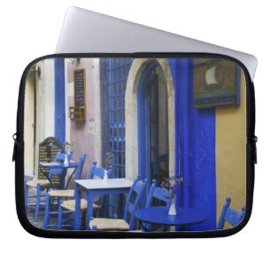 Funda Para Portátil Puerta y revestimiento azul colorido en un viejo h