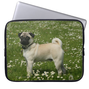 Funda Para Portátil Pug jugando en las flores