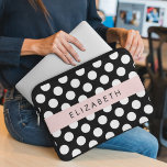 Funda Para Portátil Puntos de Polka blancos y negros, punteados, tu no<br><div class="desc">Patrón de puntos polka amables,  divertidos y adorables en color blanco y negro. Un regalo moderno y de moda,  perfecto para el amante de la polka en su vida. Personalice agregando su nombre,  apodo,  monograma o iniciales.</div>