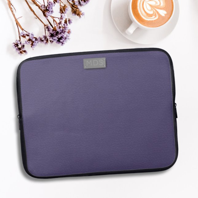Funda Para Portátil Purple Faux Leather Look Monogramado Portátil Slee (A pretty Purple Personalized Laptop Sleeve with space for your initials)