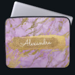 Funda Para Portátil Púrpura y mármol con Relieve metalizado dorado y P<br><div class="desc">Lavendar morado y mármol con Relieve metalizado dorado y Purpurina elegante Funda de nombres monograma. Este funda se puede personalizar para incluir su nombre de pila.</div>