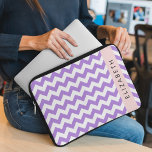 Funda Para Portátil Púrpura Zigzag, Púrpura Chevron, Tu Nombre<br><div class="desc">Elegante,  elegante y sofisticado zigzag (chevron) en color púrpura y blanco. Regalo moderno y moderno,  perfecto para el amante del zigzag en tu vida. Personalice agregando su nombre,  apodo,  monograma o iniciales.</div>