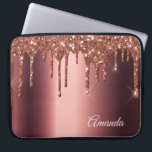 Funda Para Portátil Purpurina de bronce gotea el nombre metálico de co<br><div class="desc">Purpurina de bronce falso goteo,  pinta goteo sobre el fondo metálico de cobre falso. ...  Plantilla para su nombre. El nombre en oro rosa está escrito con una escritura de estilo moderno y a la moda con letras a mano. Texto curvado, </div>