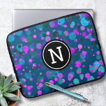 Funda Para Portátil purpurina de confeti morado azul monograma en verd<br><div class="desc">Sorprendentemente, los puntos de confeti azul turquesa, violeta, rosa y verde sobre un fondo verde azulado oscuro adornan esta moda, con una moderna funda de neopreno mononada. Hace una declaración divertida y elegante cada vez que la usas. Esta funda portátil tiene tres tamaños: 15", 13" y 10". ¡Un gran regalo...</div>